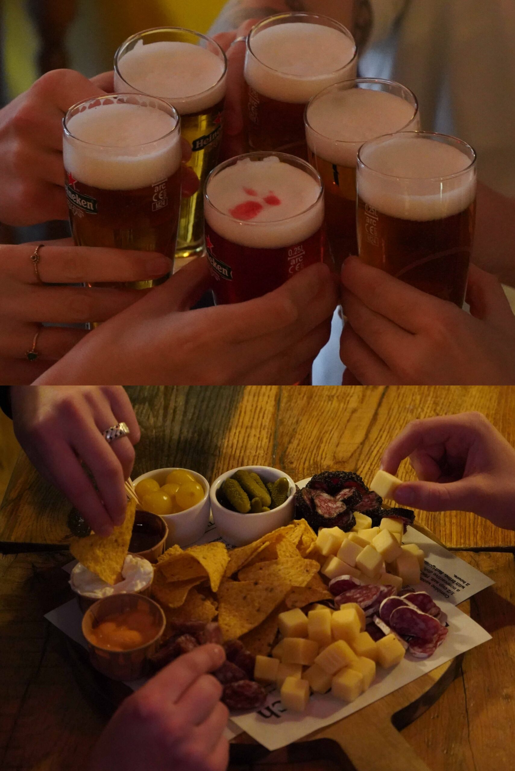 glazen bier en borrelplank met hapjes