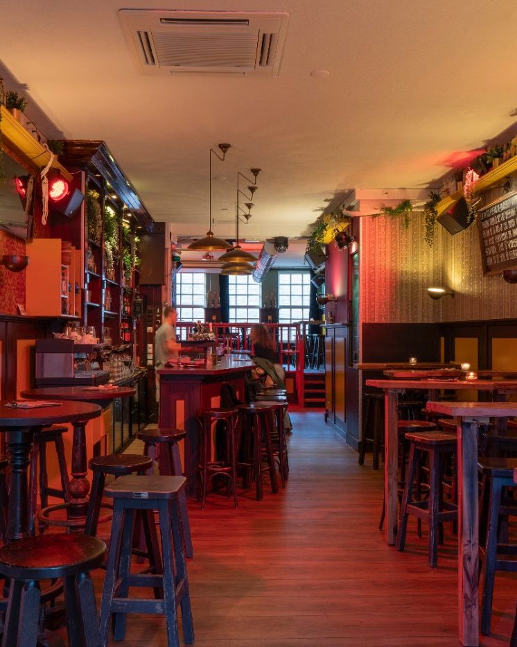 Interieur van Café van Ouds in Nijmegen, klaar voor een groep