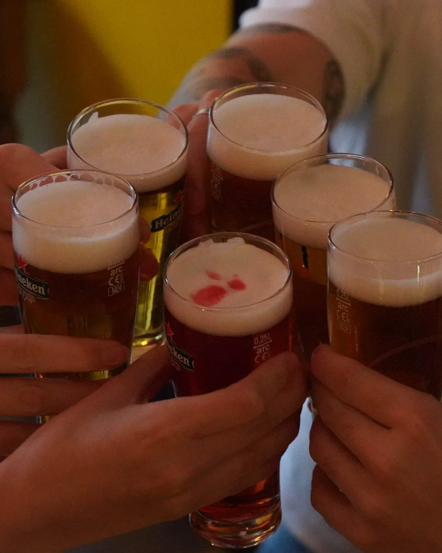 Vrienden en collega's proosten met speciaalbier tijdens een eindejaarsborrel in Nijmegen