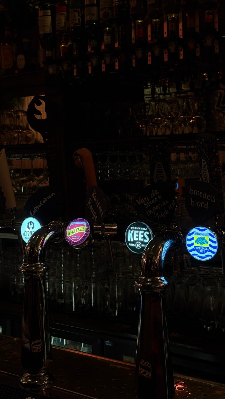Verlichte biertaps aan de bar van Café van Ouds in Nijmegen