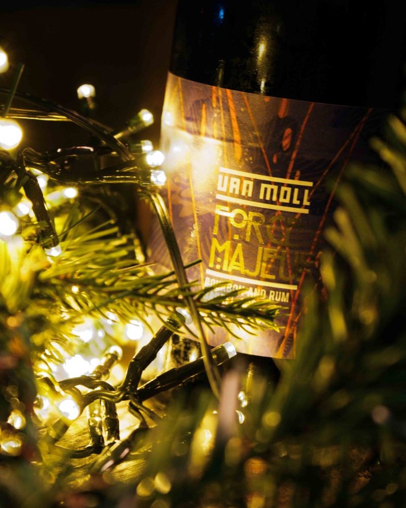 Fles speciaalbier voor de verlichte kerstboom bij Café van Ouds in Nijmegen
