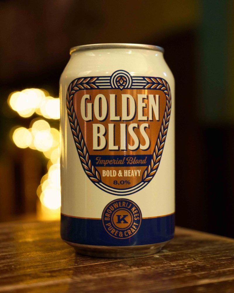 Blik Golden Bliss speciaalbier met gouden lichtjes op de achtergrond